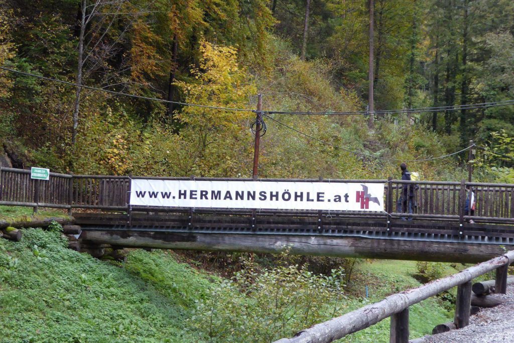 Die Brücke beim Parkplatz zur Hermannshöhle kann nicht übersehen werden.