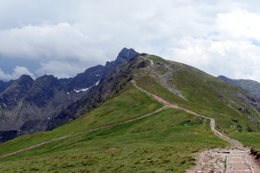 Danach geht es deutlich ruhiger zu. In der Mitte hinten der Gipfel der Świnica, 2301m.
