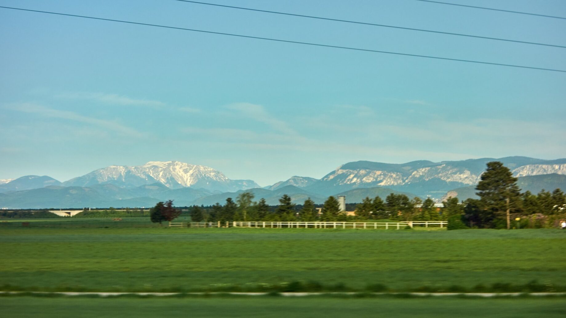Schneeberg und Hohe Wand vom Zug aus