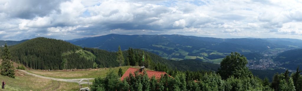 Panorama von der Großen Scheibe über das Dach der Scheibenhütte drüber.