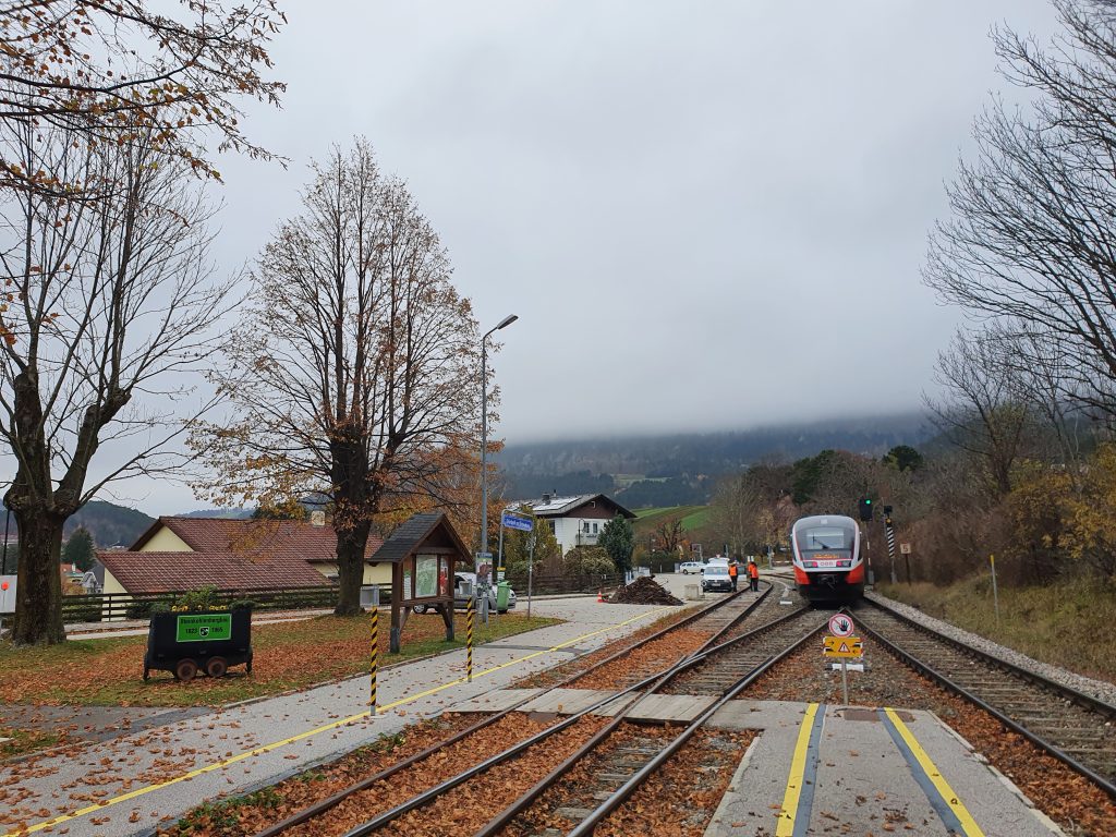Bahnhof Grünbach am Schneeberg, hinten beim Bahnschranken beginnt der Wanderweg. Foto: Veronika Schöll