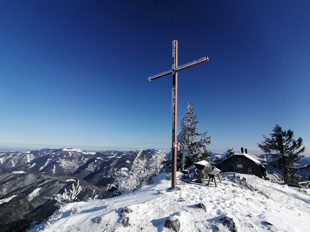 Das Gipfelkreuz auf 1.372 Meter. Foto: Peter Ofner
