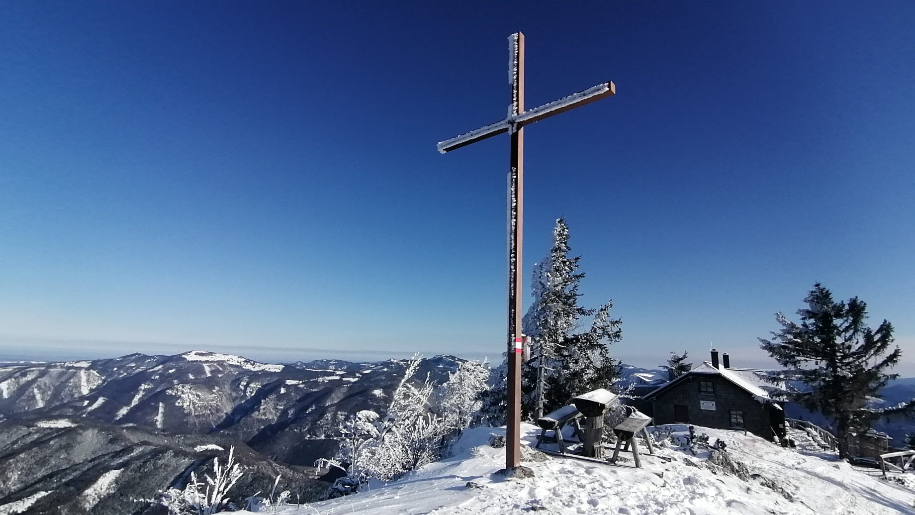 Das Gipfelkreuz auf 1.372 Meter. Foto: Peter Ofner