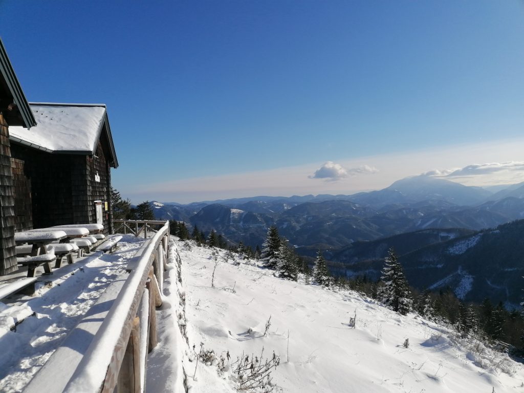 Die Türnitzer Hütte mit Blick auf den Schneeberg. Foto: Peter Ofner