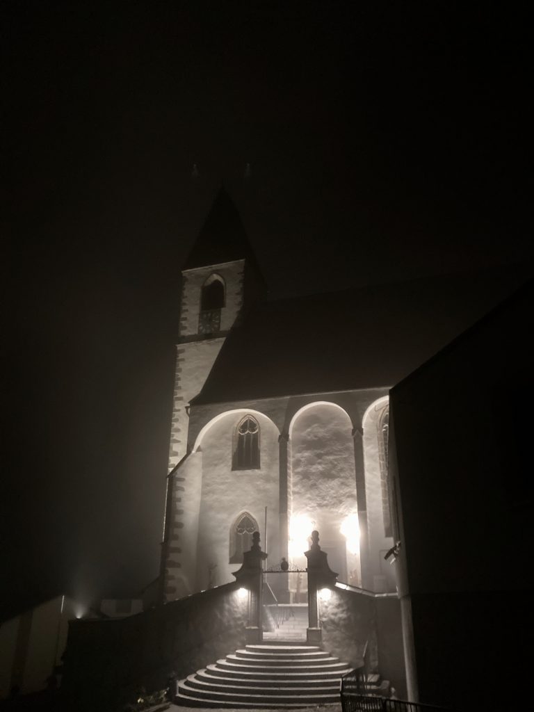 Pfarrkirche Kefermarkt bei Nacht und Nebel. Foto: Stefan Hochhold