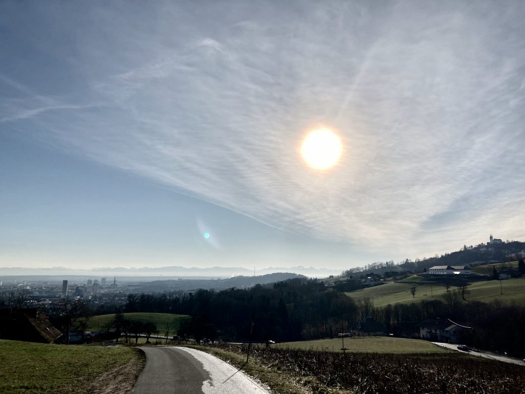 Blick auf Linz, Pöstlingberg und Salzkammergut-Berge. Foto: Stefan Hochhold