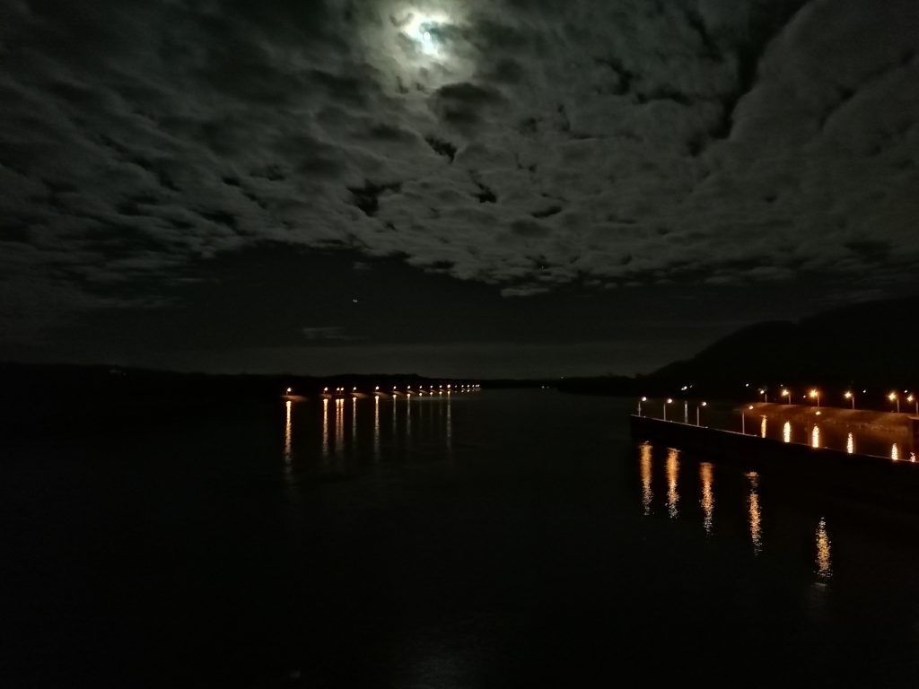 Ein Blick auf den Mond vom Donaukraftwerk Greifenstein. Foto: Peter Ofner