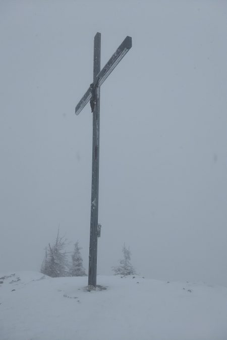 Gipfelkreuz im Nebel. Foto: Nikolaus Vogl