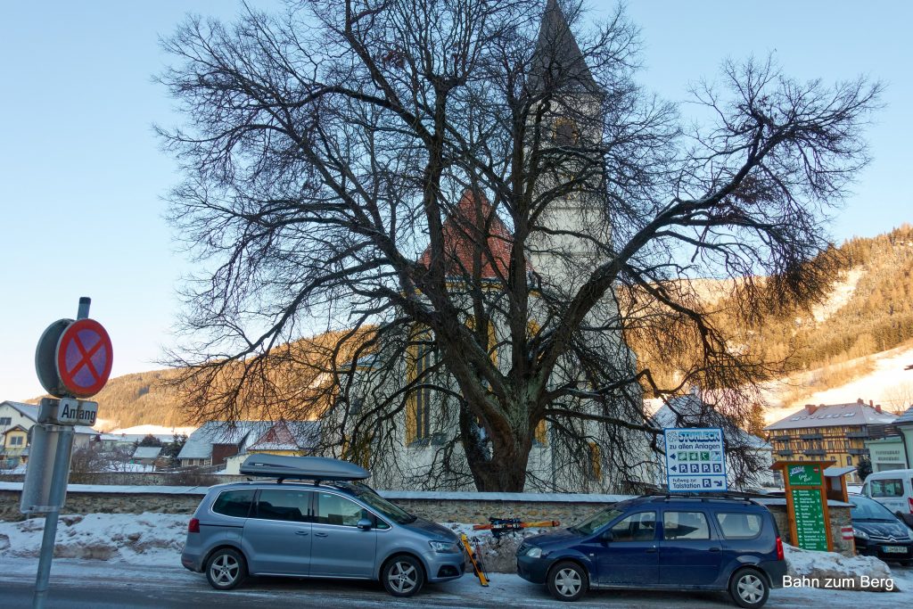Wir parken im Ort, bei der Kirche. Foto: Martin Heppner
