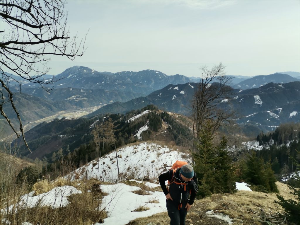 Blick zurück zum Ausgangspunkt in Pernegg und steiler Weg nach oben. Foto Veronika Schöll
