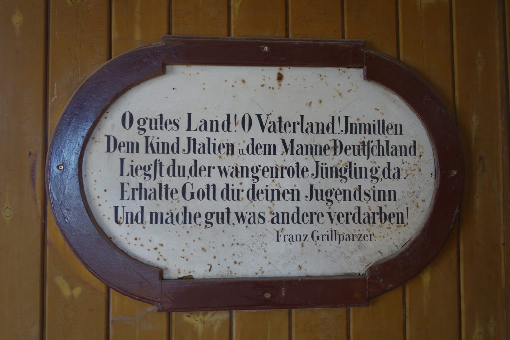 Eines der Gedichte in der Sinawarte. Foto: Alpenverein Edelweiss