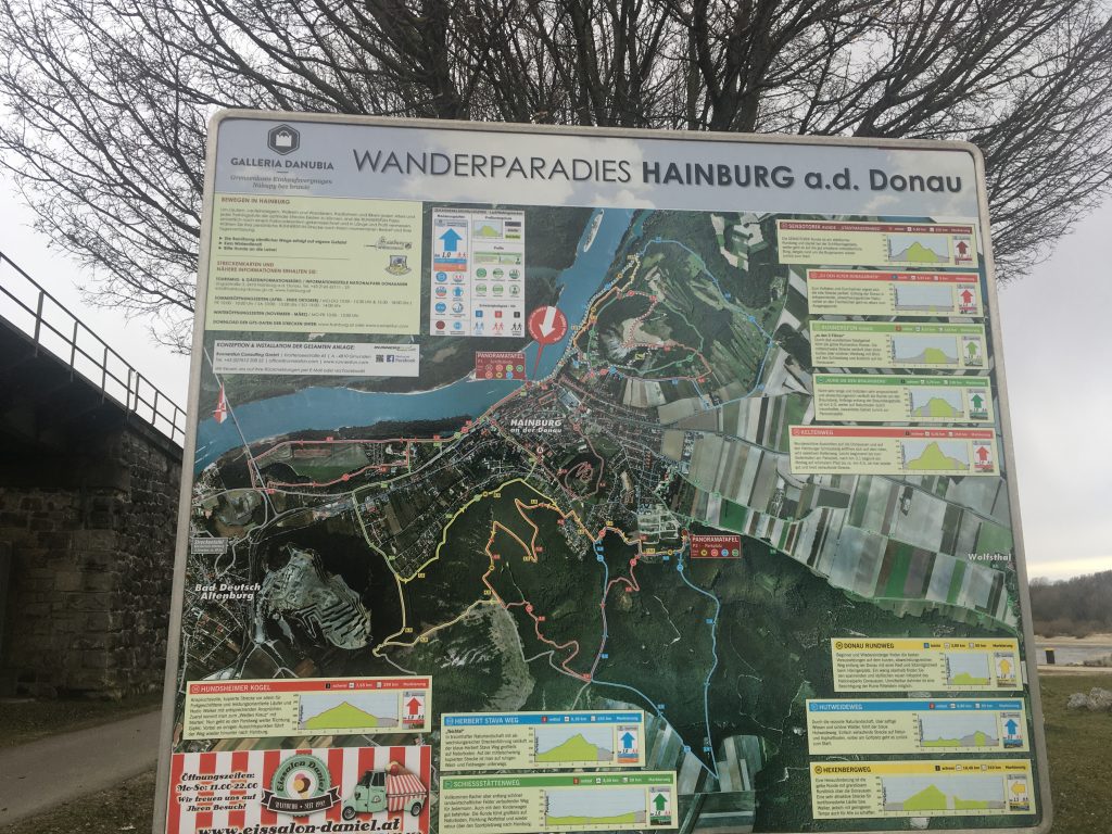Überblickskarte beim Personenbahnhof Hainburg. Foto Veronika Schöll