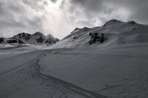 Rechts: Abfahrtshang vom Gipfel. Foto: David Kurz