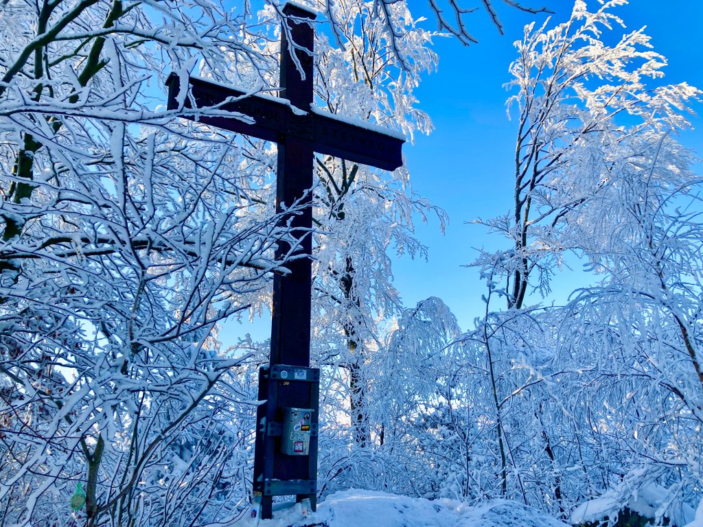 Das Gipfelkreuz vom „Pfenn“. Foto: Stefan Hochhold