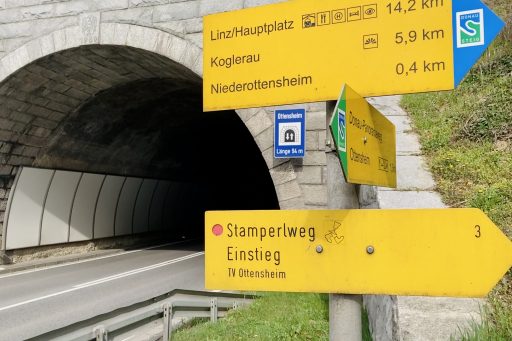 Tunnel Ottensheim und Wanderweg-Tafeln. Foto: Stefan Hochhold