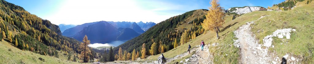 Beim Abstieg von der Dalfazalm: Blick ins Karwendel, auf den Achensee und rechts oben die Dalfazalm. Foto: Konrad Gwiggner