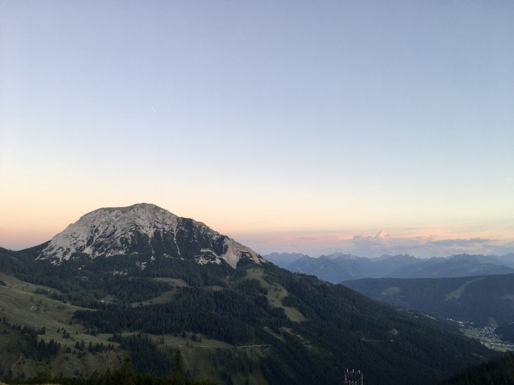 Rötelstein oder Rettenstein (2247m) und die Schladminger Tauern im Abendlicht. Foto Veronika Schöll