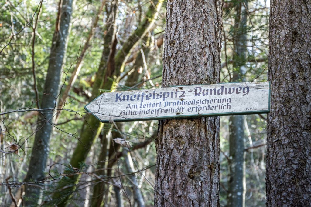 Wegweiser am Kneifelspitz-Rundweg. Foto © Sepp Wurm