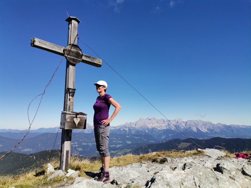 Gipfelkreuz und wolkenfreier Dachstein. Foto Veronika Schöll