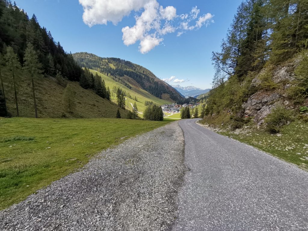 Die letzten Meter auf Asphalt Richtung Zauchensee-Weltcuparena. Foto Veronika Schöll