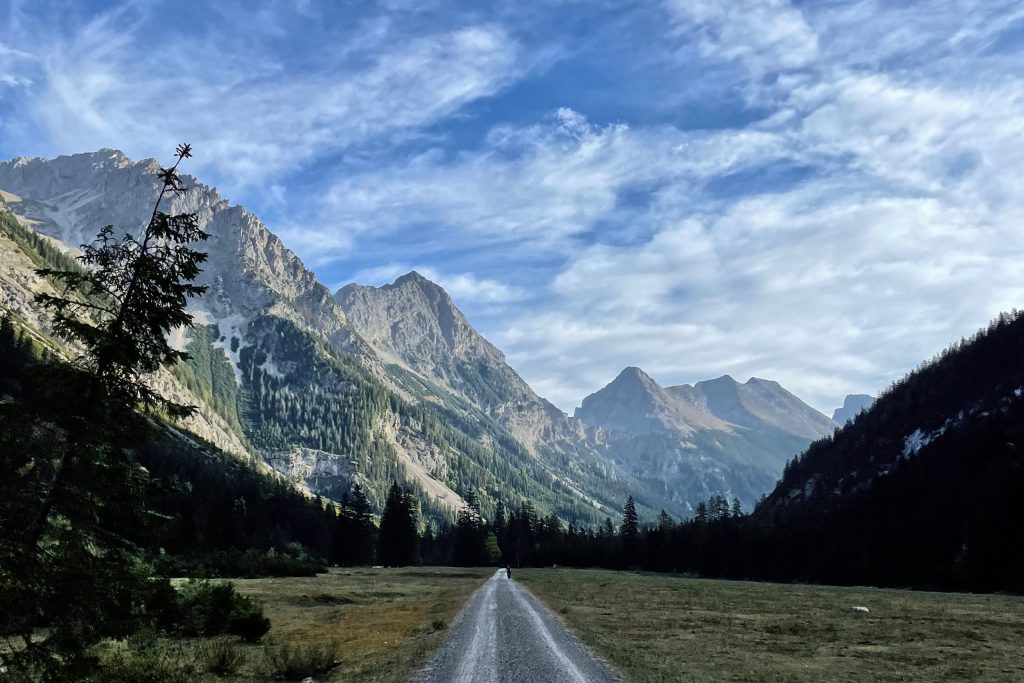 Entlang des Karwendelbaches Richtung Nordosten. Foto: Christian Mader