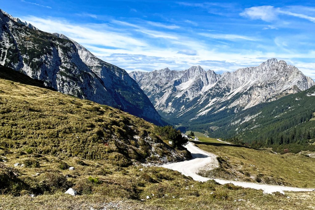Blick ins Karwendel mit Karwendelhaus. Foto: Christian Mader