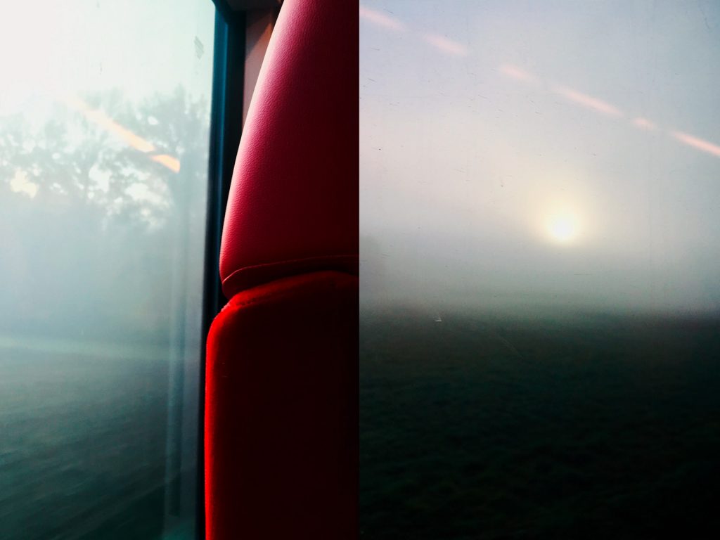 Anreise im Regionalexpress: Nebel und erste Sonnenstrahlen (Foto: Stefan Hochhold)