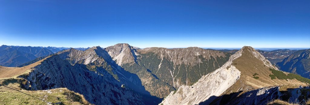 Gipfelblick vom Friederspitz – von der Kreuzspitze bis zum Frieder. Foto: So Phia