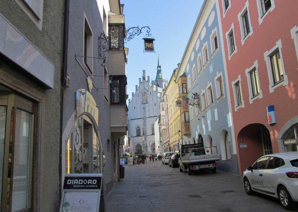 Franz-Josef-Straße mit Pfarrkirche in Schwaz (Foto: Kurt Wirtenberger)