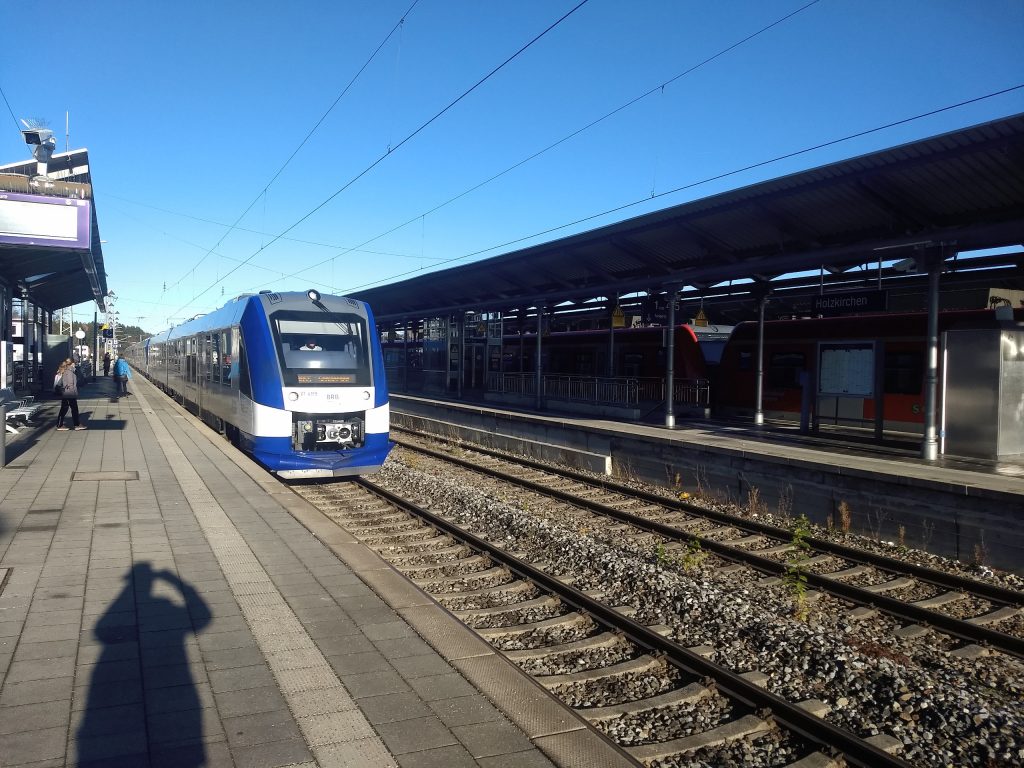 Anreise mit der Bayerischen Regiobahn, hier in Holzkirchen. Foto: Nikolaus Vogl
