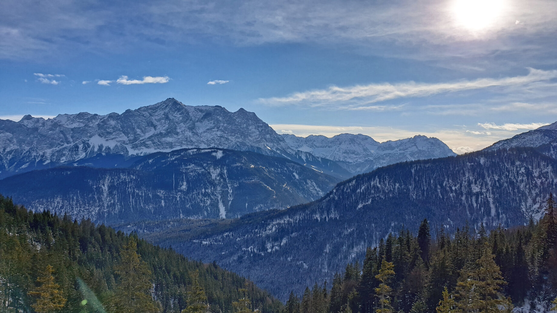 Panorama von der Zugspitze bis zum Wamperten Schrofen. Foto: Markus Büchler
