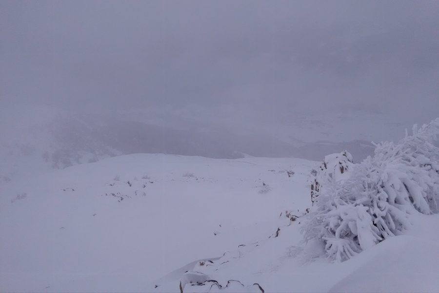 Aufziehender Schneeschauer am Nösslachjoch Gipfel mit Blick in das Gschnitztal, Foto: David Kurz