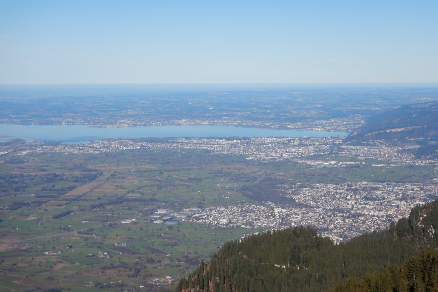 Blick über Dornbirn und Bregenz zur Ostspitze des Bodensees und tief ins Allgäu hinein. Foto: Didi Trummer.