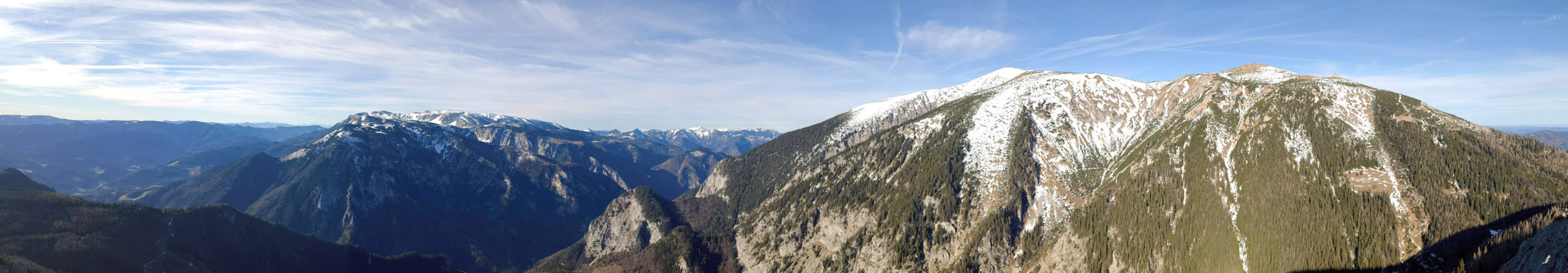 Traumhaftes Gipfelpanorama: im Vordergrund rechts Schneeberg, links Rax. Foto: Simon Widy