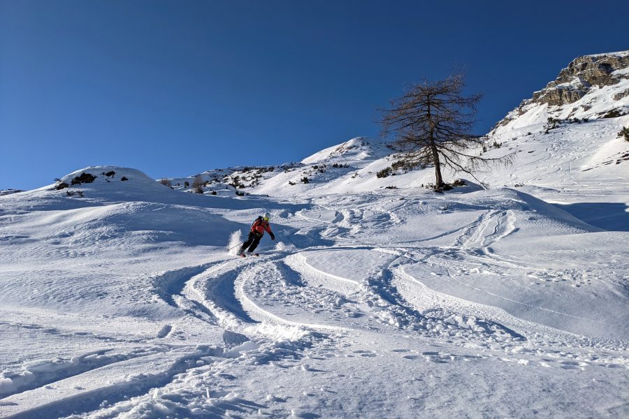 Hier ist eine der spaßigeren Abfahrtspassagen zu sehen. Außerdem lässt sich das skifahrerische Potential des Geländes im Hintergrund gut erkennen. Foto: Protect Our Winters Austria