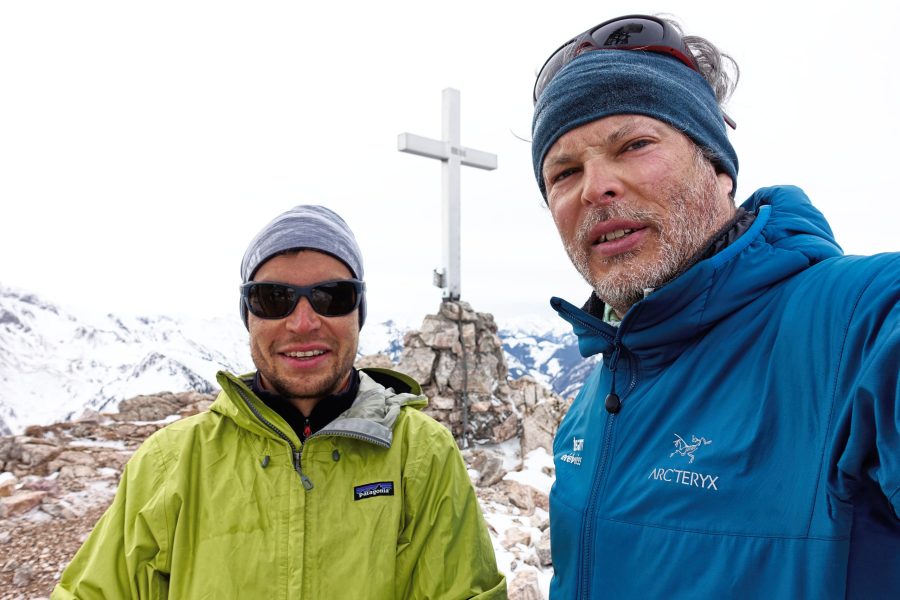 David und Martin mit dem Polster Gipfelkreuz. Foto: Martin Heppner