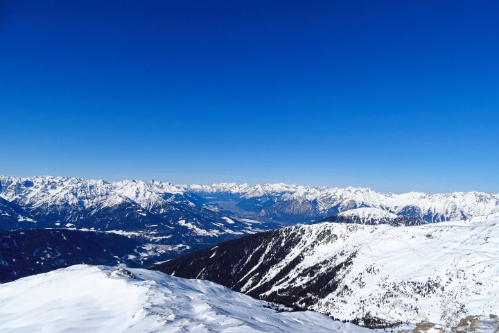 Bei Traumhafter Weitsicht erspähen wir viele Gipfel der Tuxer Alpen, inklusive dem Skigebiet am Hintertuxer Gletscher. Auch die Serles und die Kalkkögel stehen Motiv, die haben wir aber auc im Aufstieg immer wieder bewundern dürfen. Viel überraschender ist, dass wir sogar Kranebitten, eine Siedlung am Rand von Innsbruck, sehen können! 2 Foto: Protect Our Winters Austria