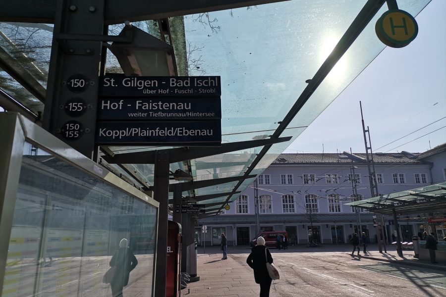Bussteig am Bahnhof in Salzburg. Foto Veronika Schöll