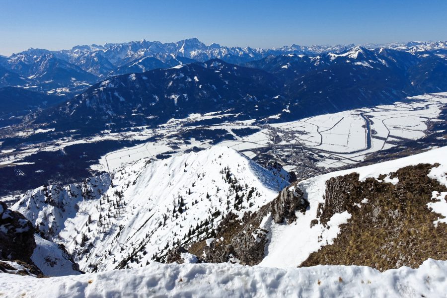 Tiefblick ins verschneite Gailtal. Im Hintergrund die Julischen Alpen, mit dem charakteristischen Montasch. Foto: Martin Heppner