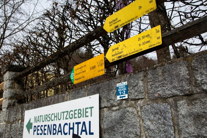 Wegweiser ins Pesenbachtal. Foto: E. M. Ginal