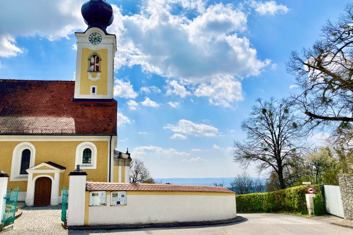 Himmlisch: Der Pfarrhof und die Pfarrkirche von St. Gotthard im Mühlkreis 1. Foto: Stefan Hochhold