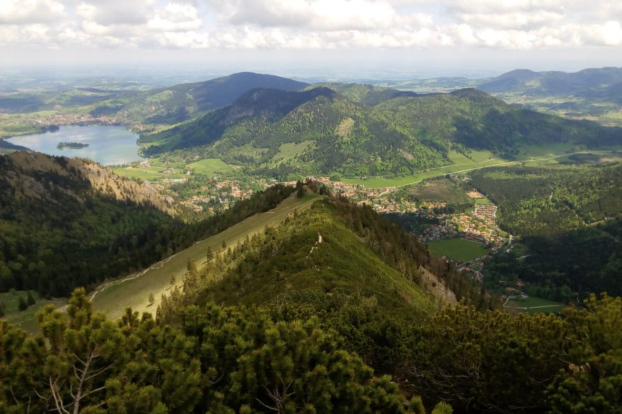 Kurz vor dem Gipfel – der Blick zurück Richtung Schliersee. Gut zu sehen ist der Aufstiegsweg. Foto: Nikolaus Vogl