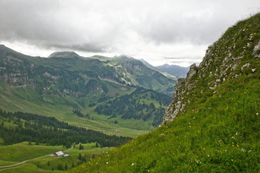 Blick nach Südwest zur Bergstation an der Damülser Mittagsspitze. Foto: Normann und Lisa