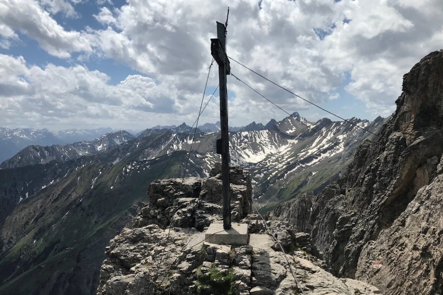 Am Felsen befestigtes Gipfelkreuz der Vorderen Platteinspitze. Foto: David Kurz