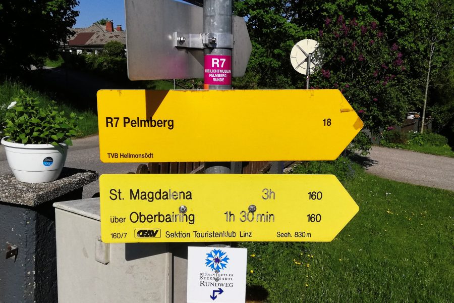 Wegweiser nach Pelmberg und St. Magdalena über den Wanderweg 160. Foto: Sarah Stainer