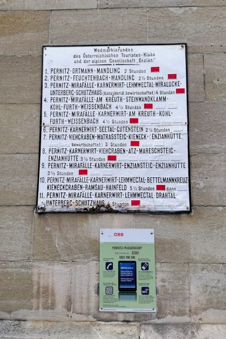 Schild der Möglichkeiten am Bahnhof Pernitz-Muggendorf. Foto: Sarah Pallauf