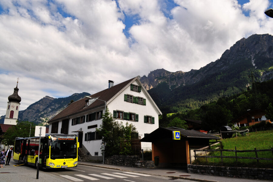 Die Linie 90 bringt uns im Stundentakt von Bludenz zuverlässig ins Klostertal. Foto: Norman und Lisa