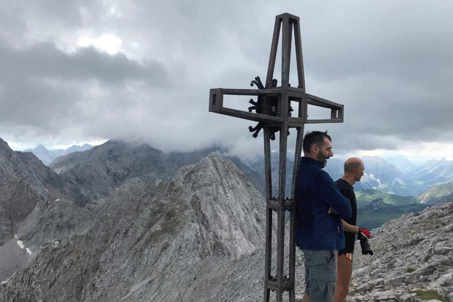 Lamsenspitze Gipfelkreuz mit Trailrunner Kollegen aus Bayern. Foto: David Kurz