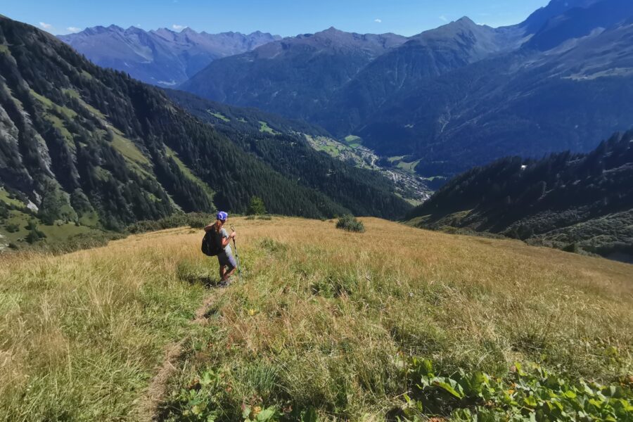 Abstieg über steile Wiesen. Foto Veronika Schöll