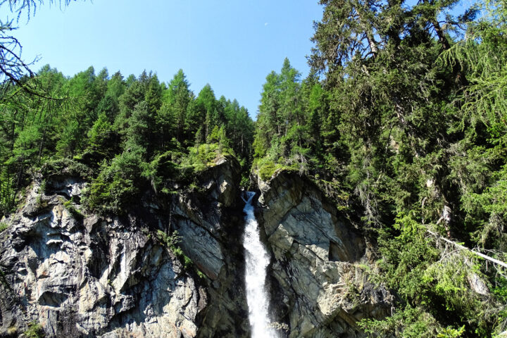 Nach etwa einer halben Stunde das erste Highlight: der Pfitschebach Wasserfall. Schön einsehbar von zwei Aussichtspunkten. Foto: Thomas Obermair
